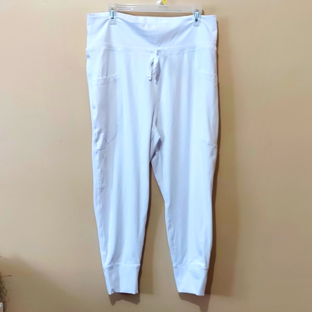 NWOT Fabletics White Ankle Cropped Leggings